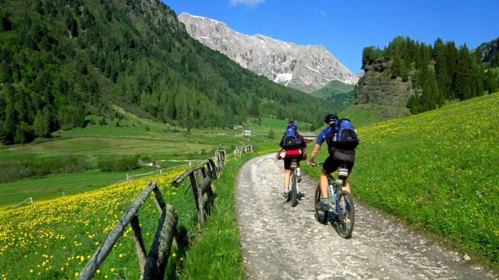 Una delle più appaganti piste cicloturistiche dell'arco alpino, immersa in ambienti e paesaggi riconosciuti dall' Unesco.