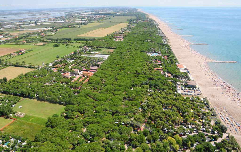 Questo itinerario vi porta a scoprire le bellezze del lungo litorale veneto: il Delta del Po, le valli da pesca, le foci dei numerosi fiumi, le spiagge di sabbia dorata e la laguna di Venezia.