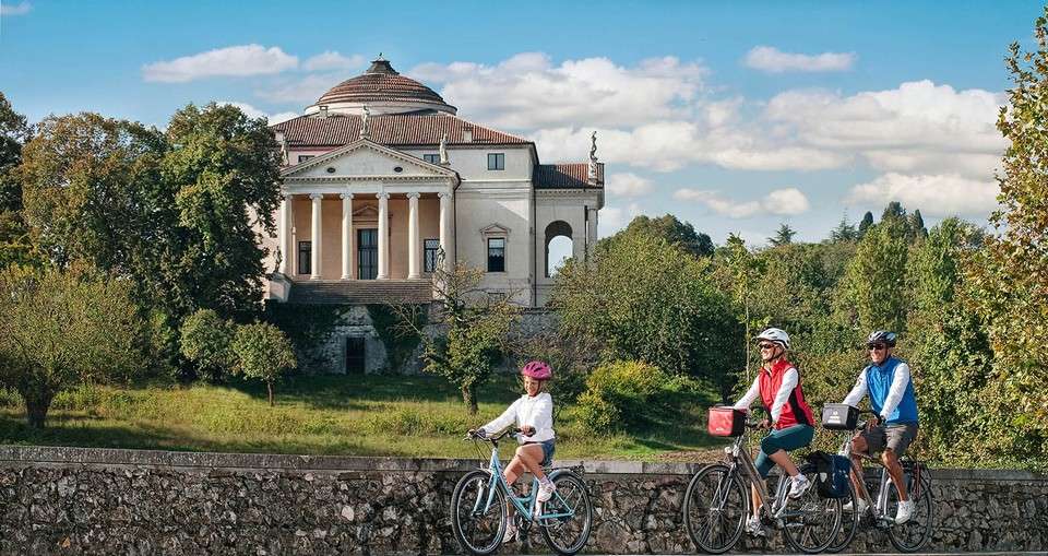 Il percorso è segnato da Andrea Palladio che, dalle eleganti contrade di Vicenza, conduce verso la tranquilla campagna ai piedi dei Colli Berici.