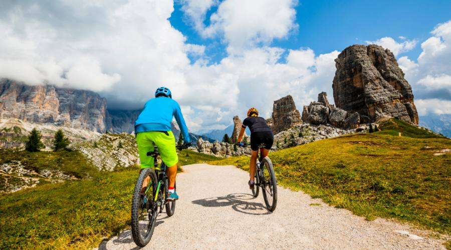 Dai rocciosi paesaggi delle Dolomiti a quelli pianeggianti della Laguna di Venezia, il panorama che si incontra durante questo suggestivo itinerario cambia dolcemente di giorno in giorno.