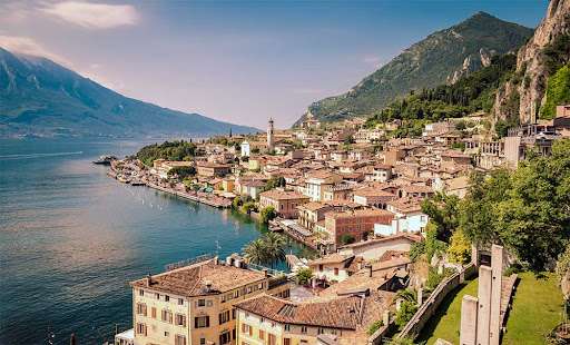 L'itinerario si estende dal Lago di Garda a Venezia, offrendo una panoramica sulla ricchezza di storia e tradizioni che caratterizzano le province di Verona, Vicenza, Padova e Venezia.