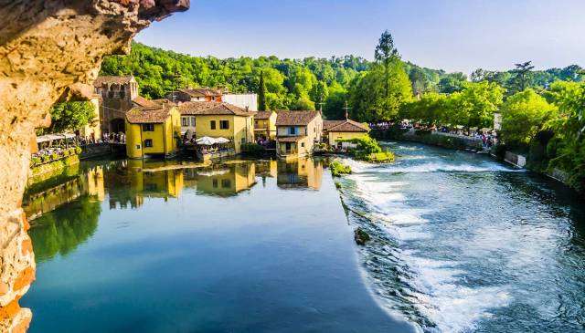 Un'escursione che permette di incontrare i paesaggi del lago, quelli rilassanti del fiume, le atmosfere della campagna e il fascino di una grande città d'arte come Mantova.